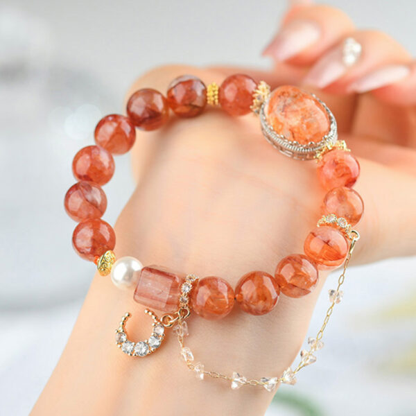 "Luz Lunar" – Pulsera de Cuarzo Hematoide y Rojo Dije Lunar Dorado