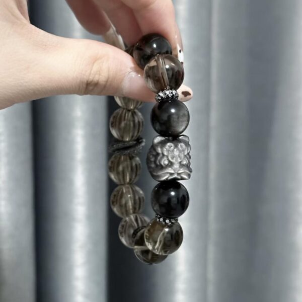 "León Protector" – Pulsera de Cuarzo Ahumado con Obsidiana Plateada y Dije de León - Image 2