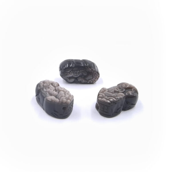 Dije Tallado en Obsidiana Plateada – Pixiu