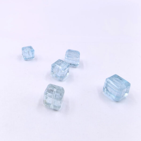Dije Tallado en Forma de Cubo – Topacio Azul