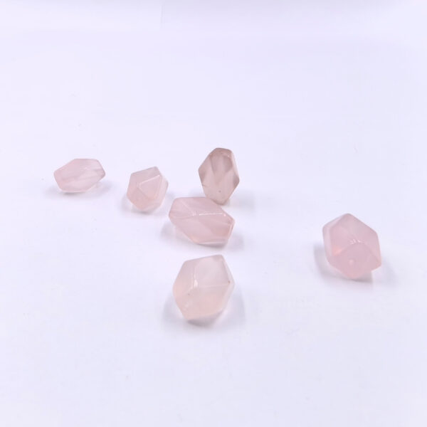 Dije Tallado en Forma Irregular – Cuarzo Rosa