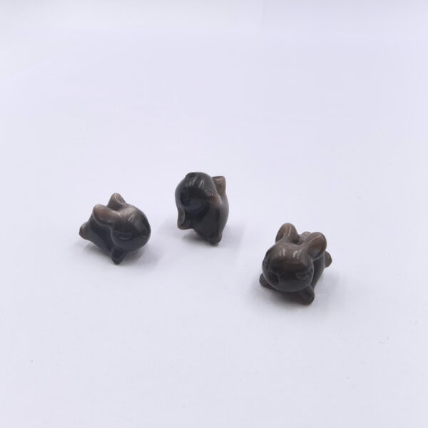 Dije Tallado en Obsidiana Plateada – Conejo