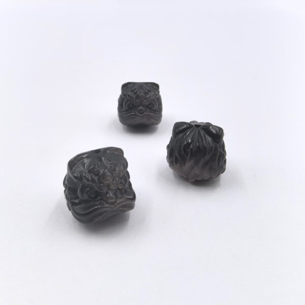 Dije Tallado en Obsidiana Plateada – León